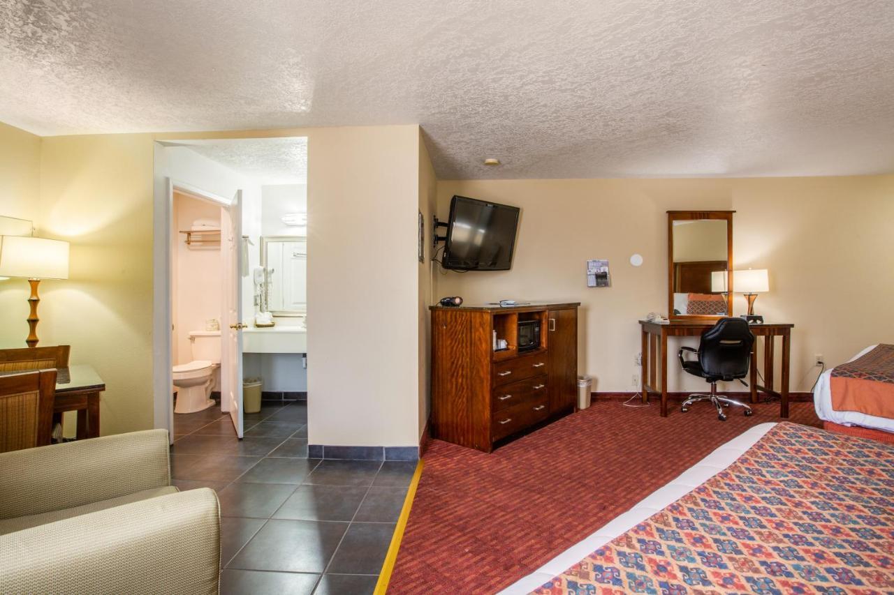 Sandia Peak Inn Old Town Abq, A Howard Johnson By Wyndham Albuquerque Exterior photo